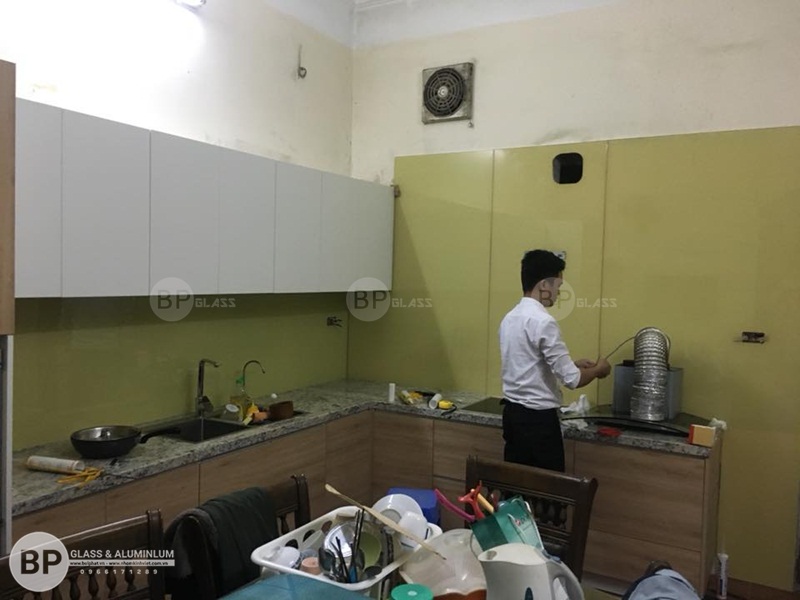 Kính ốp tường bếp màu vàng cam anh Khánh Định Công